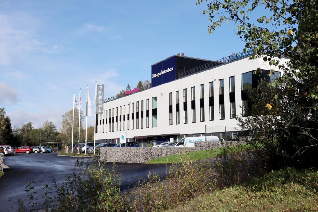 Tekovan rakentama toimisto-, liike ja hallitila Vantaan Petikossa.